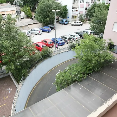 Apartment Dg With Parking Garage *