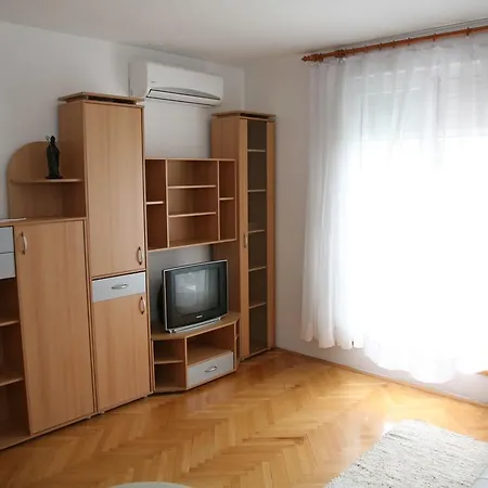 Apartment Dg With Parking Garage