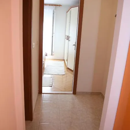 Dg With Parking Garage Split