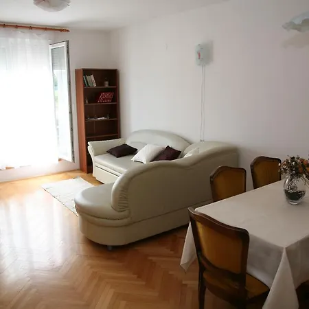 Apartment Dg With Parking Garage