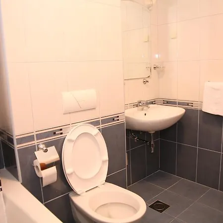 Dg With Parking Garage Split