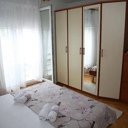 Apartment Dg With Parking Garage *