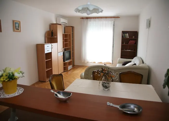 Dg With Parking Garage